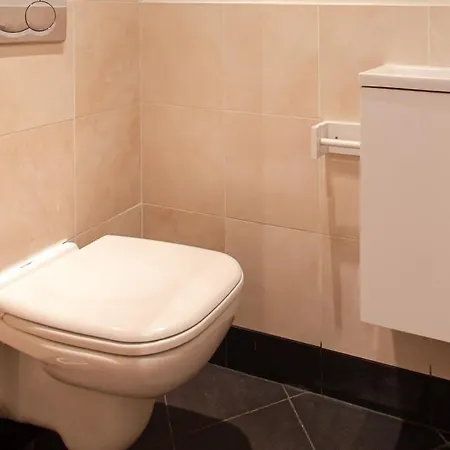2-star Close To Beaches And Amenities Αντίμπ